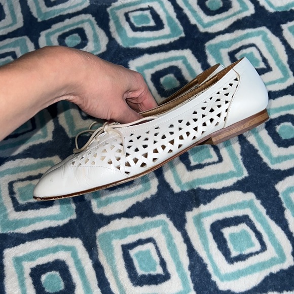 Bandolino White Flats - Picture 3 of 7